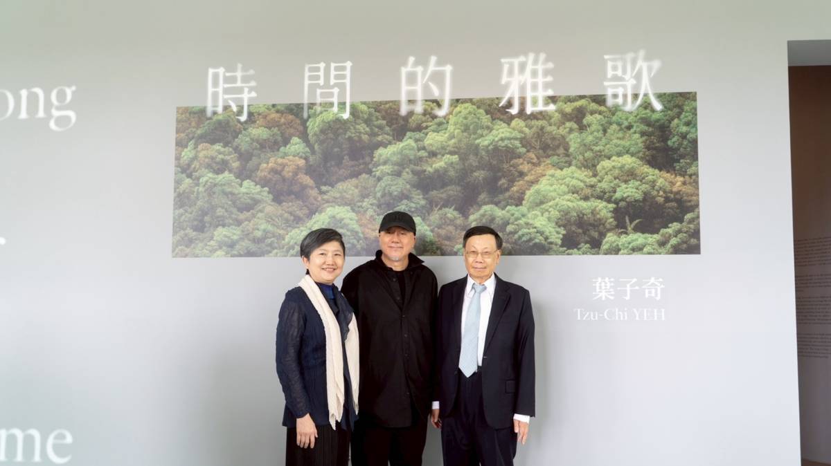 亞洲大學蔡進發校長 亞洲大學附屬現代美術館李玉玲館長 藝術家葉子奇老師合照