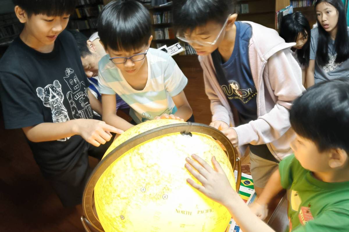 銘傳國小「圖書館夜未眠」活動，學生挑戰設計「圖書館密室逃脫」，齊力解開謎題