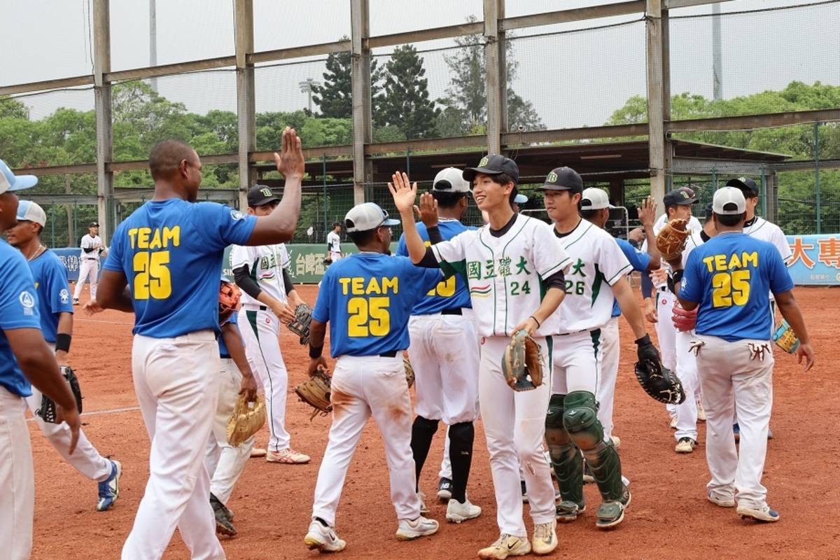 帛琉棒球國家隊及國體大棒球隊下午訓練時間結束後擊掌互相鼓勵。(教育部體育署提供)