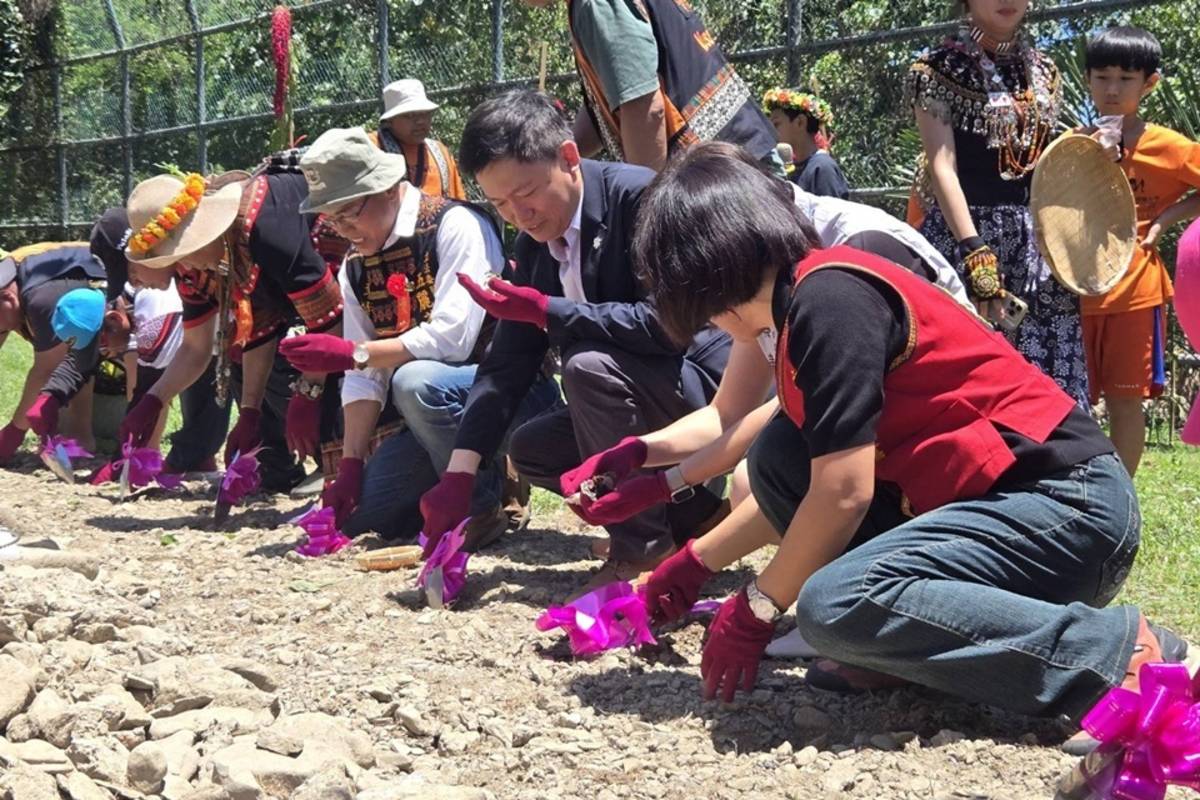 臺東縣土坂vusam文化實驗小學與國家太空中心合作，將曾繞行太空的紅藜種回故鄉土地，連結文化記憶與現代科技，使太空教育在原鄉萌芽。