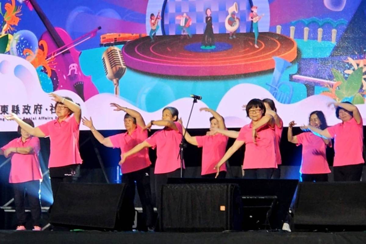 臺東縣政府今(22)日起一連2天辦理「倚盃氣歡喜來唱歌」才藝大賽，吸引全縣共23支長青隊伍、近千名長輩熱情參與。