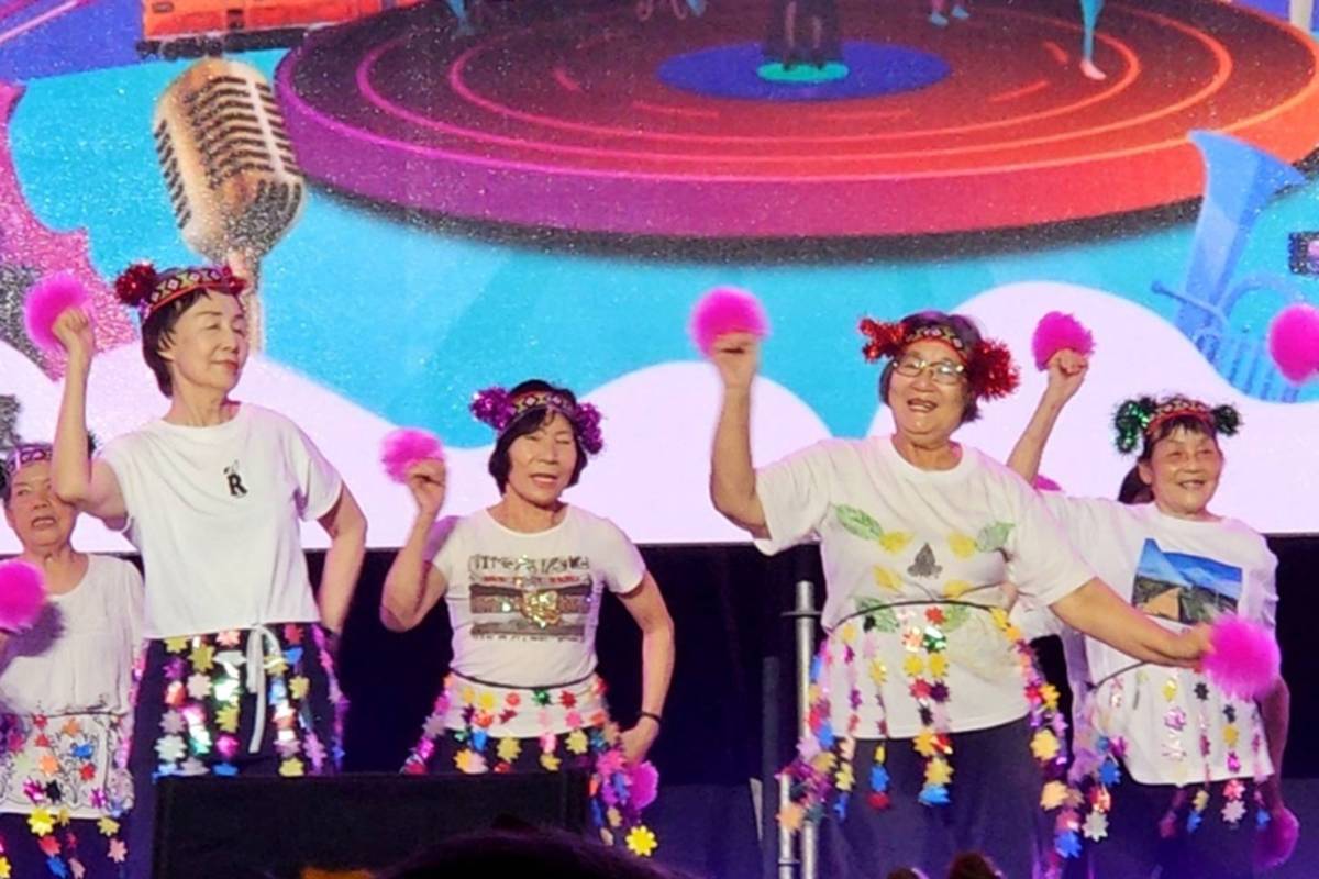 臺東縣政府今(22)日起一連2天辦理「倚盃氣歡喜來唱歌」才藝大賽，吸引全縣共23支長青隊伍、近千名長輩熱情參與。