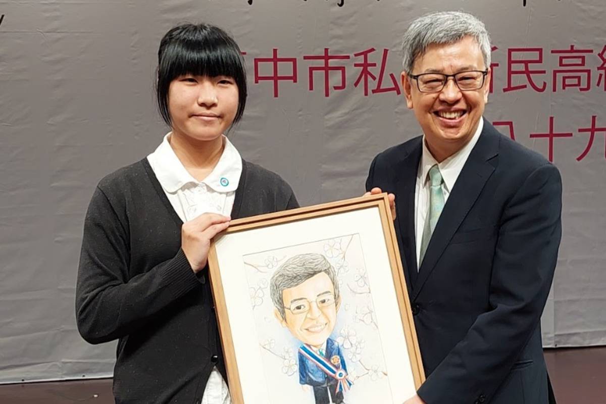 設計科學生繪贈前副總統陳建仁Q版畫像