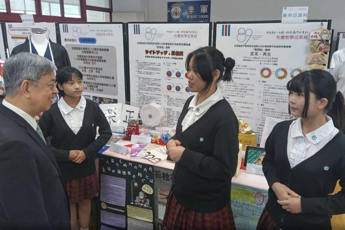 新民高中應用日語科同學為前副總統陳建仁解說全國專題獲獎作品