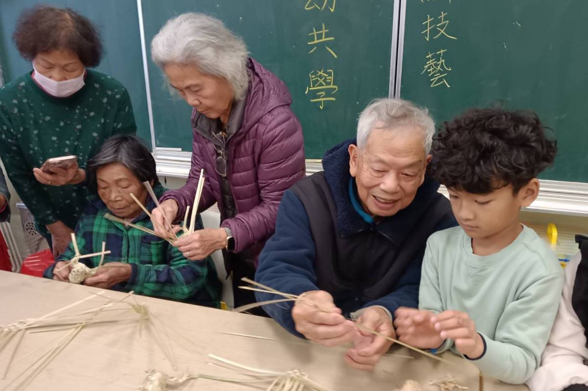 桃園市育仁國小推動老幼共學，長者和小朋友一起製作青蛙童玩