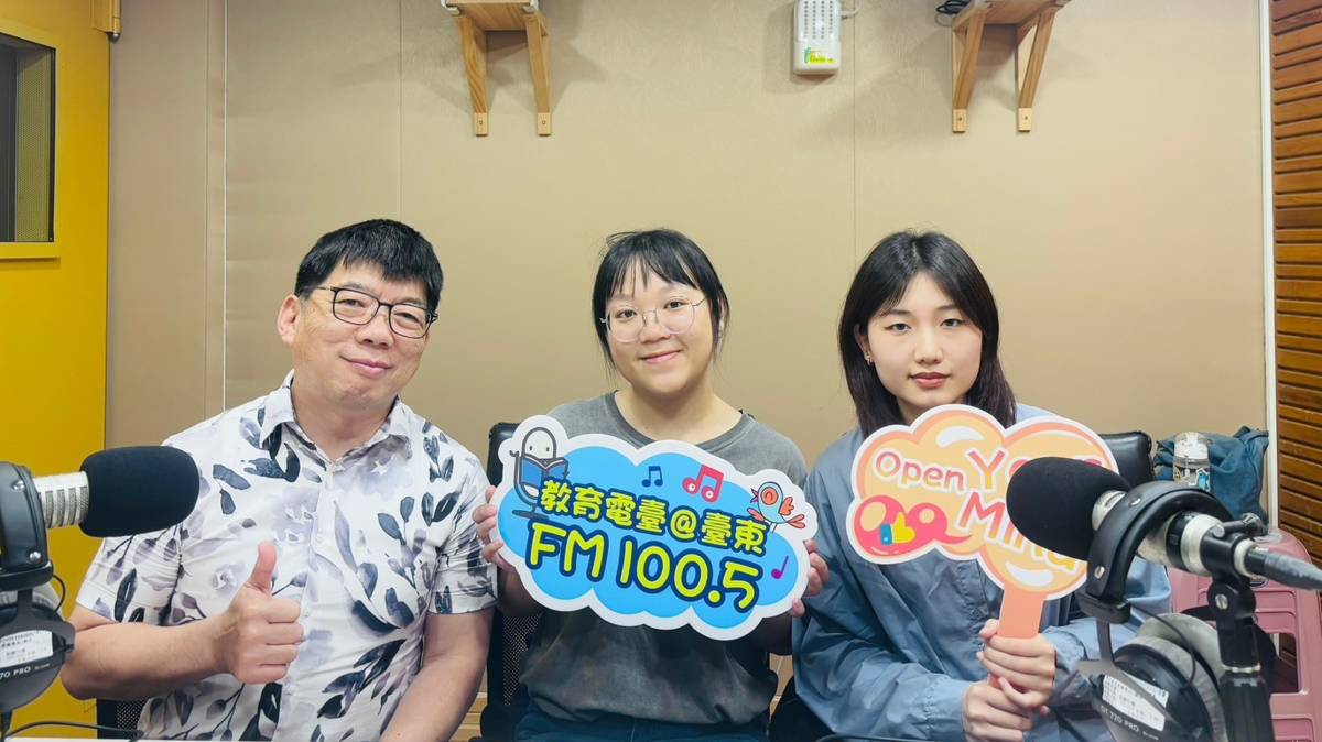 熊同鑫老師與曼君、郁茵同學(從左到右)談兒童最佳利益