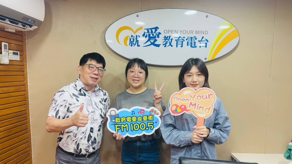 熊同鑫老師與曼君、郁茵同學(從左到右)談兒童最佳利益