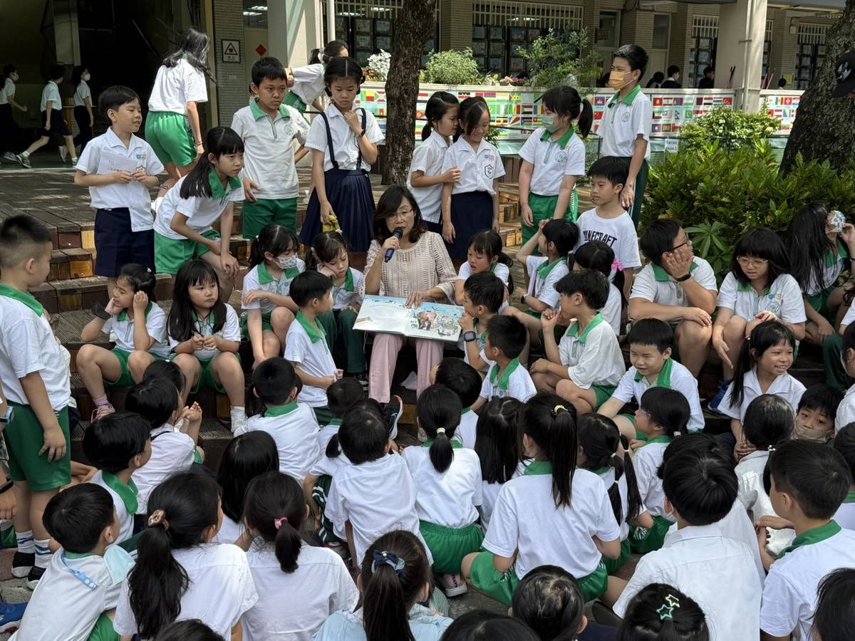 國語實小世界閱讀日活動，校長說故事給學生聽