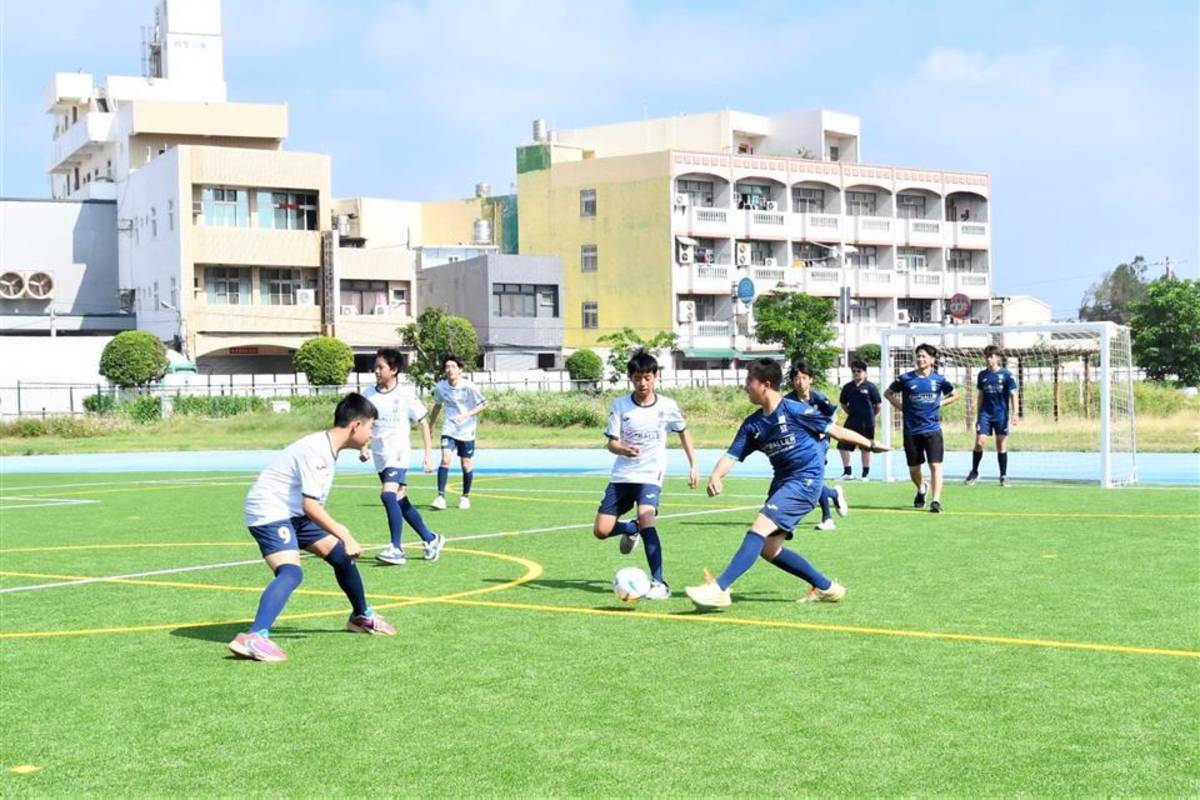國中部學生在足球場上比賽（圖源：彰化縣政府）