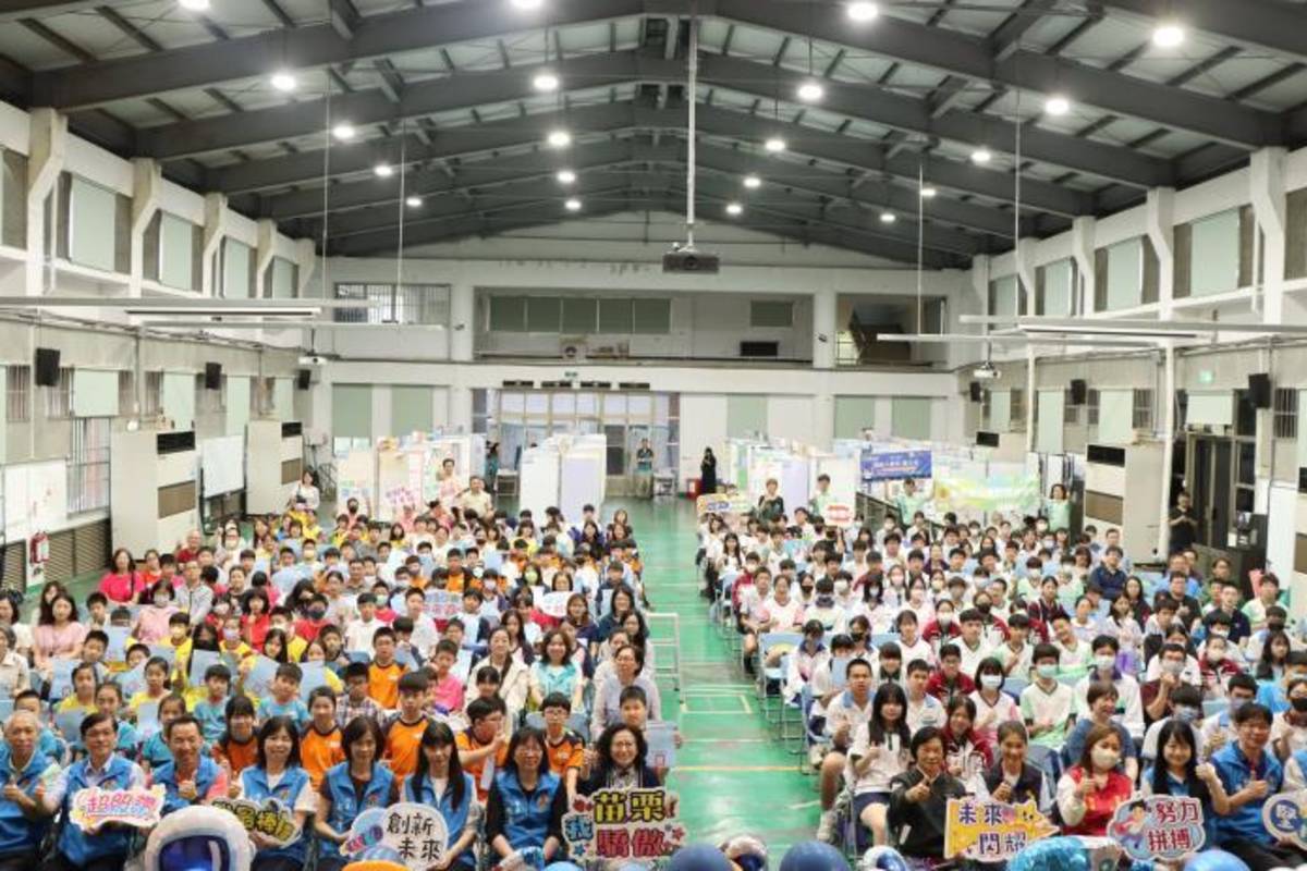 苗栗縣第65屆國民中小學科學展覽頒獎典禮合照