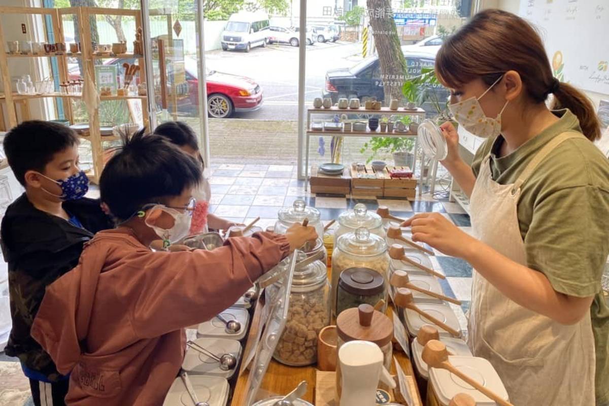 選擇不過度包裝的商品展現負責任的消費