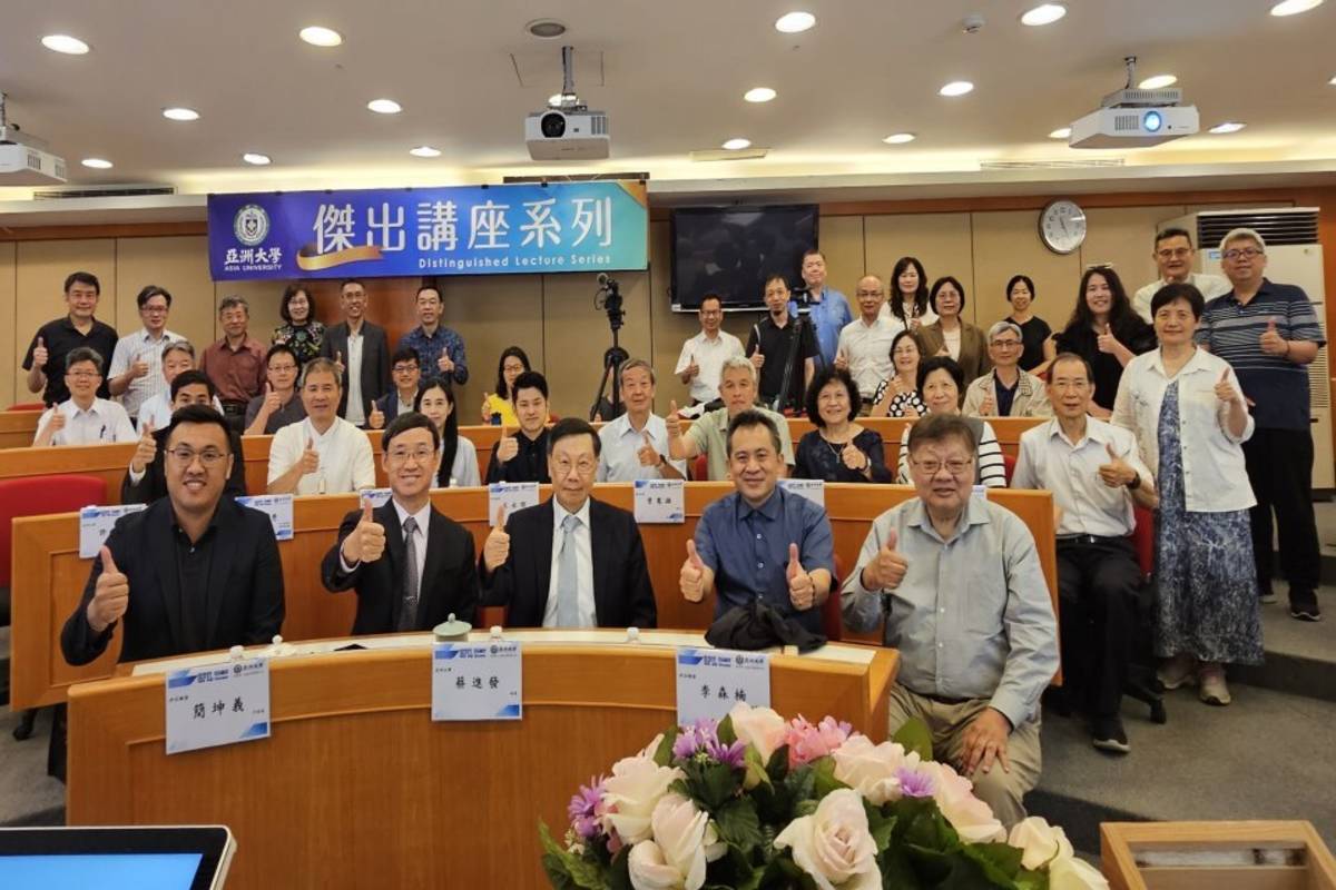 亞大校長蔡進發(前排中)、矽品精密行政長簡坤義(左二)代表簽約合作，攜手共同培育AI人才。（圖:亞洲大學提供）