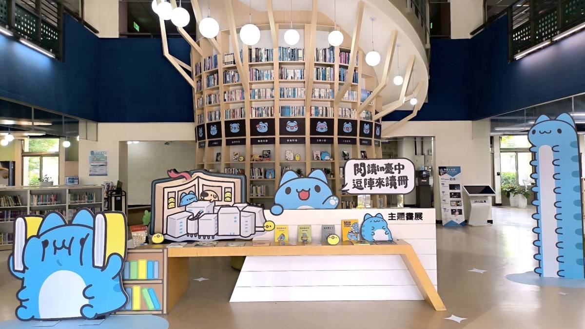 2025世界閱讀日，台中市立圖書館以「閱讀in臺中」為主題，邀請臺中在地漫畫家、貓貓蟲咖波作者亞拉，將超人氣療癒角色「貓貓蟲咖波」化身成為中市圖的閱讀小夥伴！
