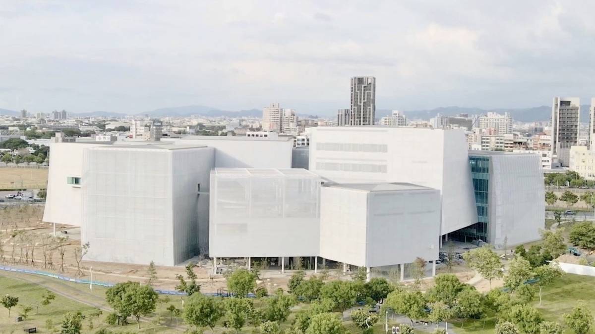即將在今年年底開館啟用的「臺中綠美圖」，由普立茲克建築獎得主、日本知名建築師妹島和世與西澤立衛所組成的SANAA建築師事務所，與臺灣劉培森建築師事務所跨國合作打造，為全國首座圖書館與美術館共構的建築，由8個大小不一的建築盒子組成，整體設計風格極具創意。