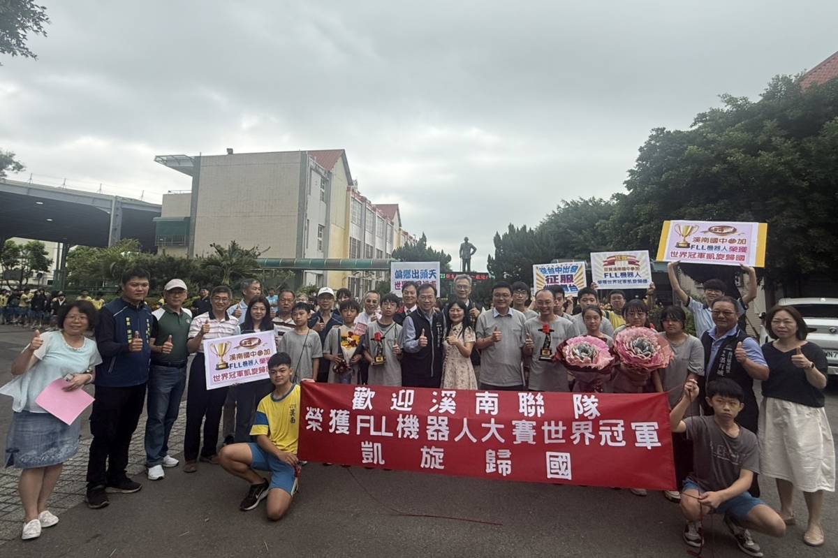 溪南冠軍隊伍校門口合影