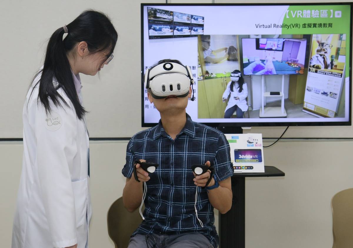 VR系統與360度虛擬導覽，獸醫師以第一人稱視角設計教材，為研究人員及學生提供客製化的技術培訓。(陽明交大提供)