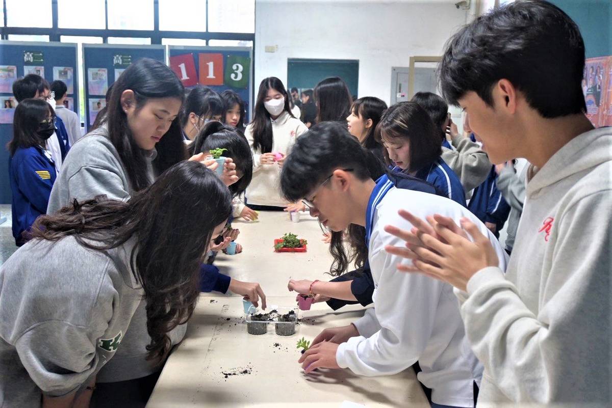光仁高中「公共空間的淨零碳排」倡議，透過碳匯系列關卡讓學生實作如何增進自然碳吸收