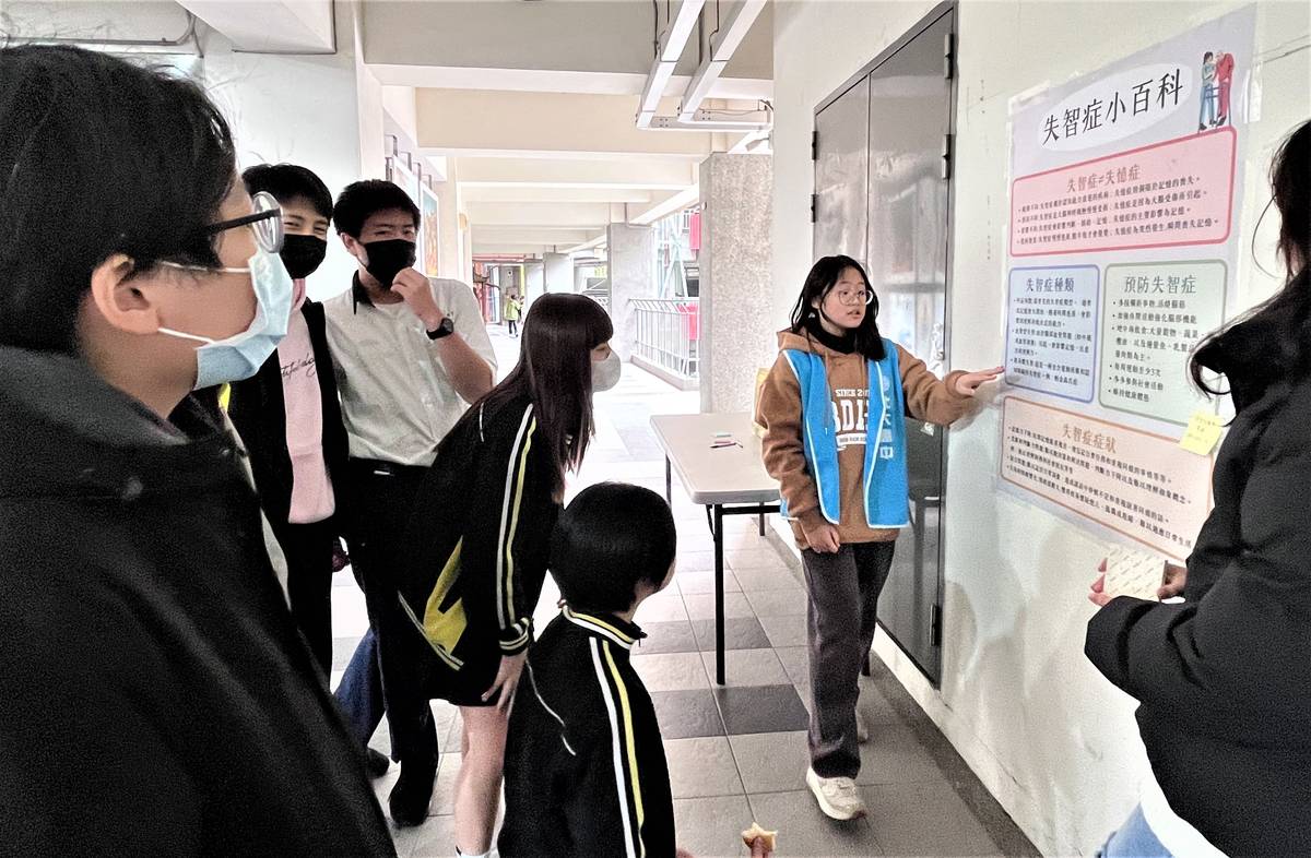 北大高中校園展覽解說失智症相關知識