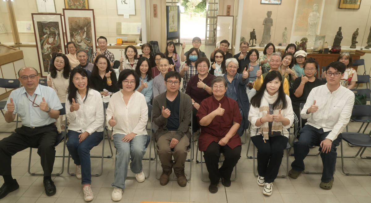 「大崙山四季繁華」書畫作品展現場合影。(華梵大學提供)