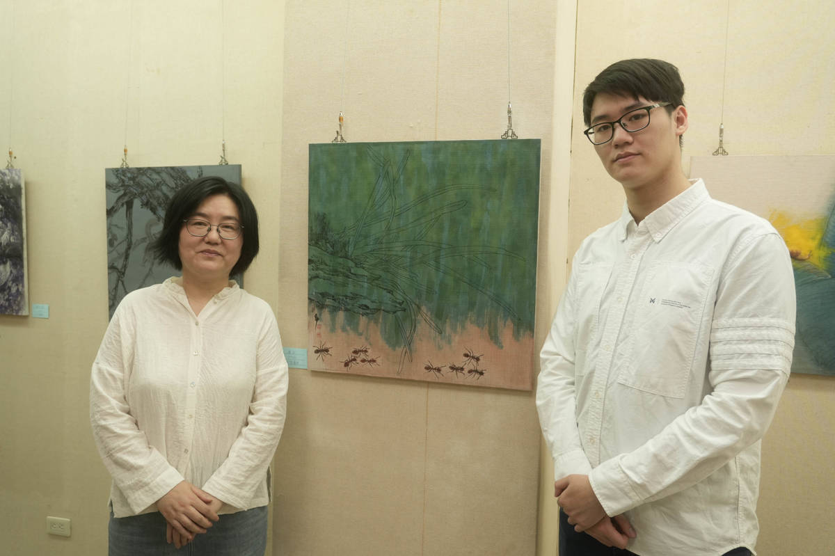 知名藝術家王力紅 （左）與兒子司徒會中在華梵佛藝系成為同學，共同創作。(華梵大學提供)