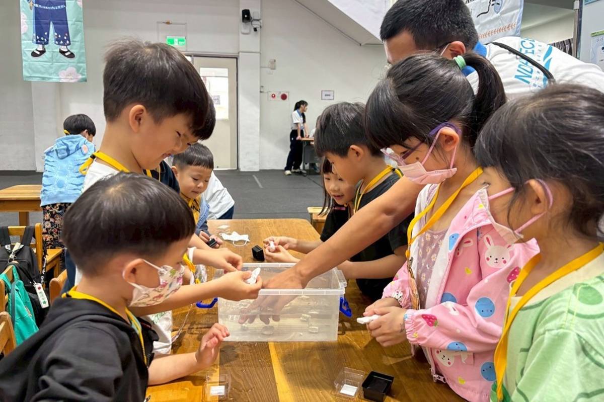 學童體驗水科學遊戲
