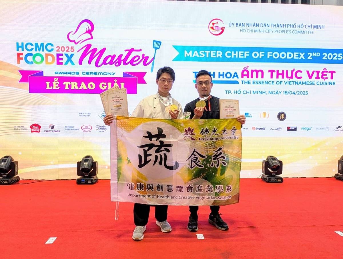 佛光大學蔬食系碩士班學生楊健生(左)獲得1金2銅