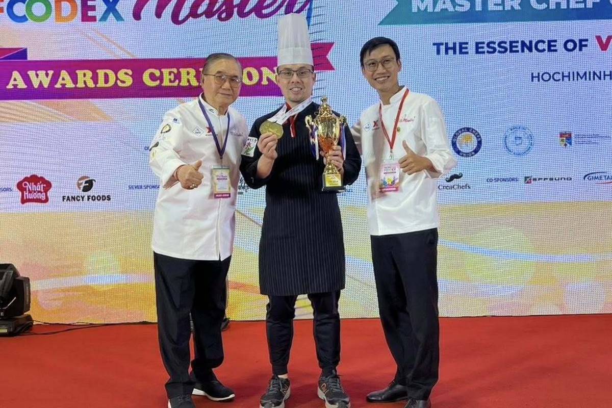 佛光大學蔬食系吳仕文老師獲得兩面金牌，以及全場最佳甜點獎殊榮
