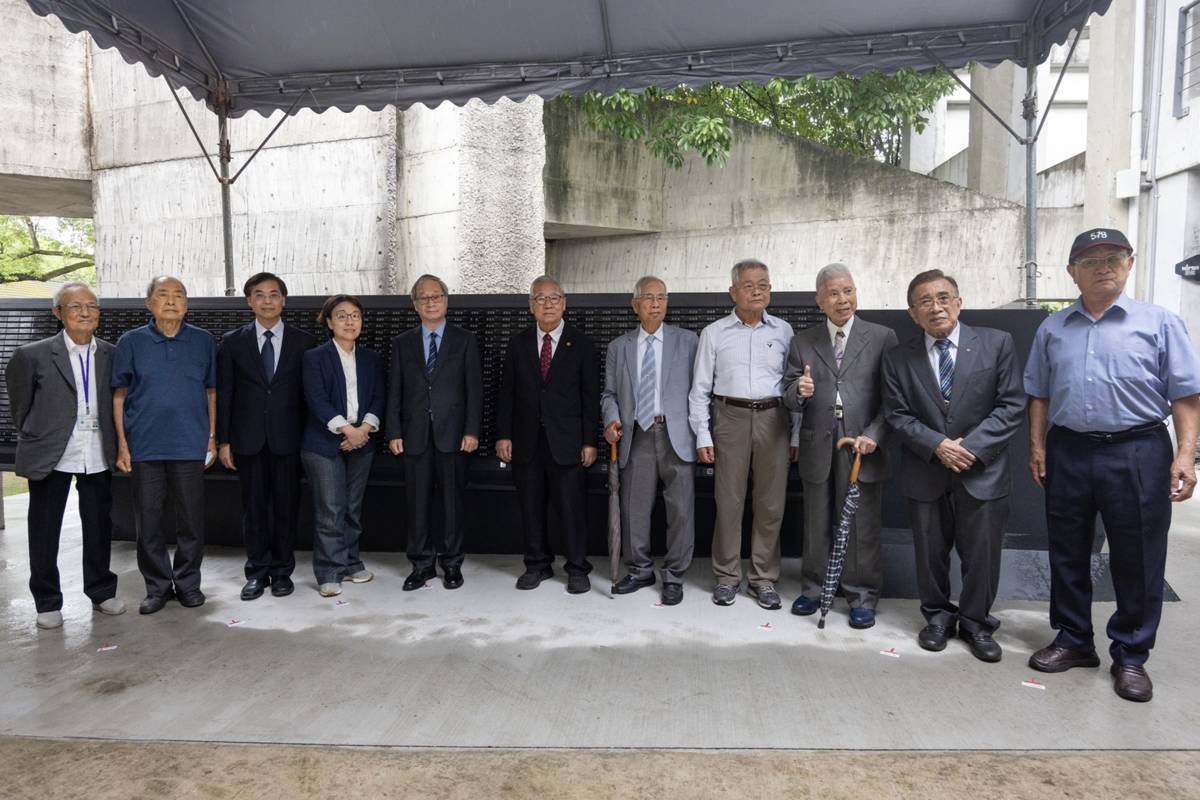國家人權博物館人權紀念碑錄名更新竣工揭牌典禮，與會人士合影。(文化部提供)