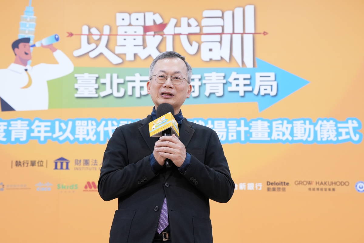 政治大學李蔡彥校長認為，「以戰代訓」計畫有助於降低學用落差