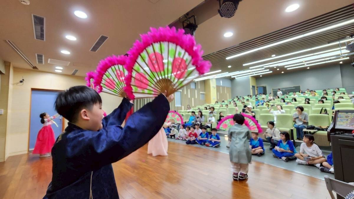 韓僑學校學生帶來精采的扇子舞演出



