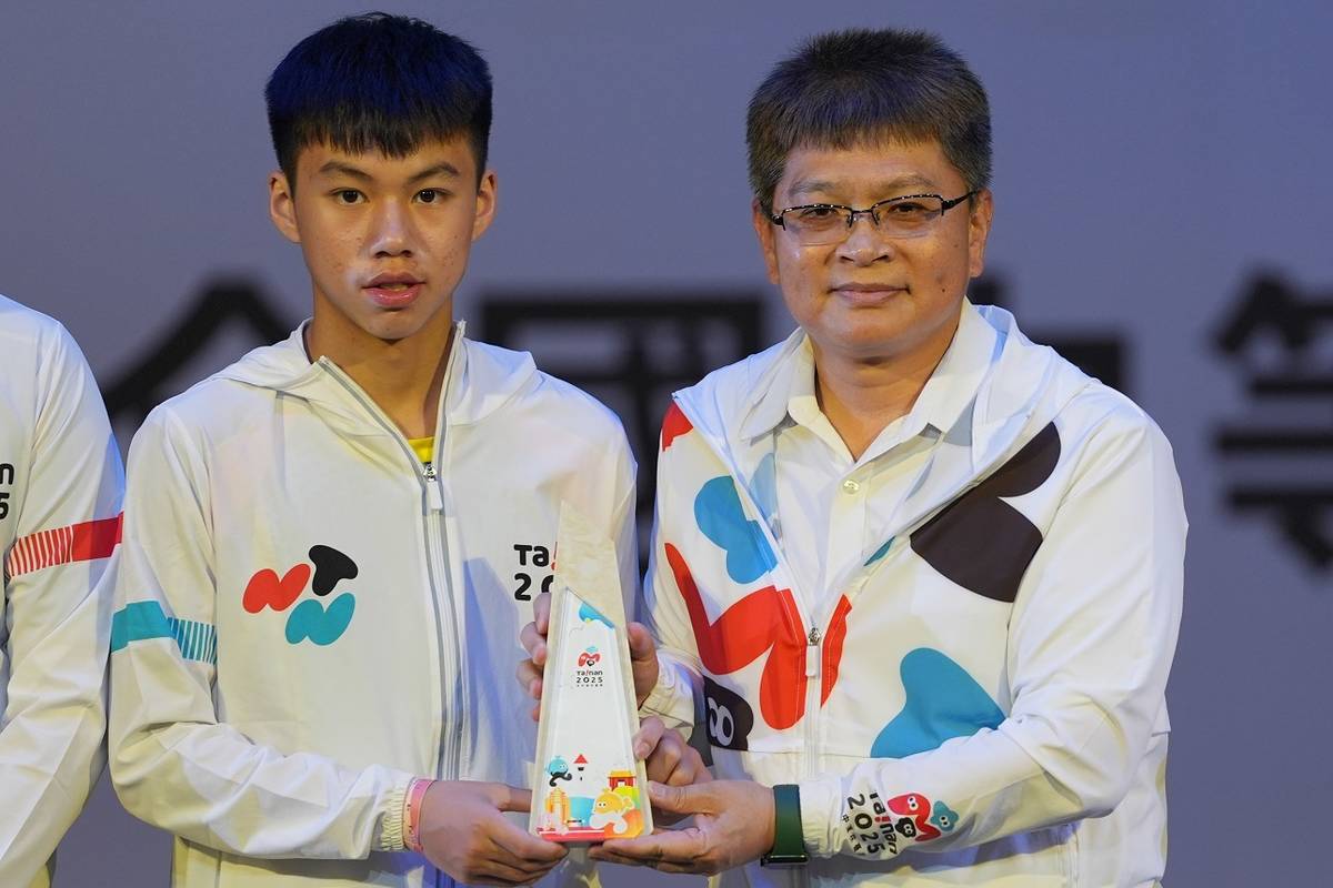 教育部體育署房瑞文副署長(右)頒發運動精神獎予臺南市立忠孝國民中學余奕慶選手(左)。(體育署提供)