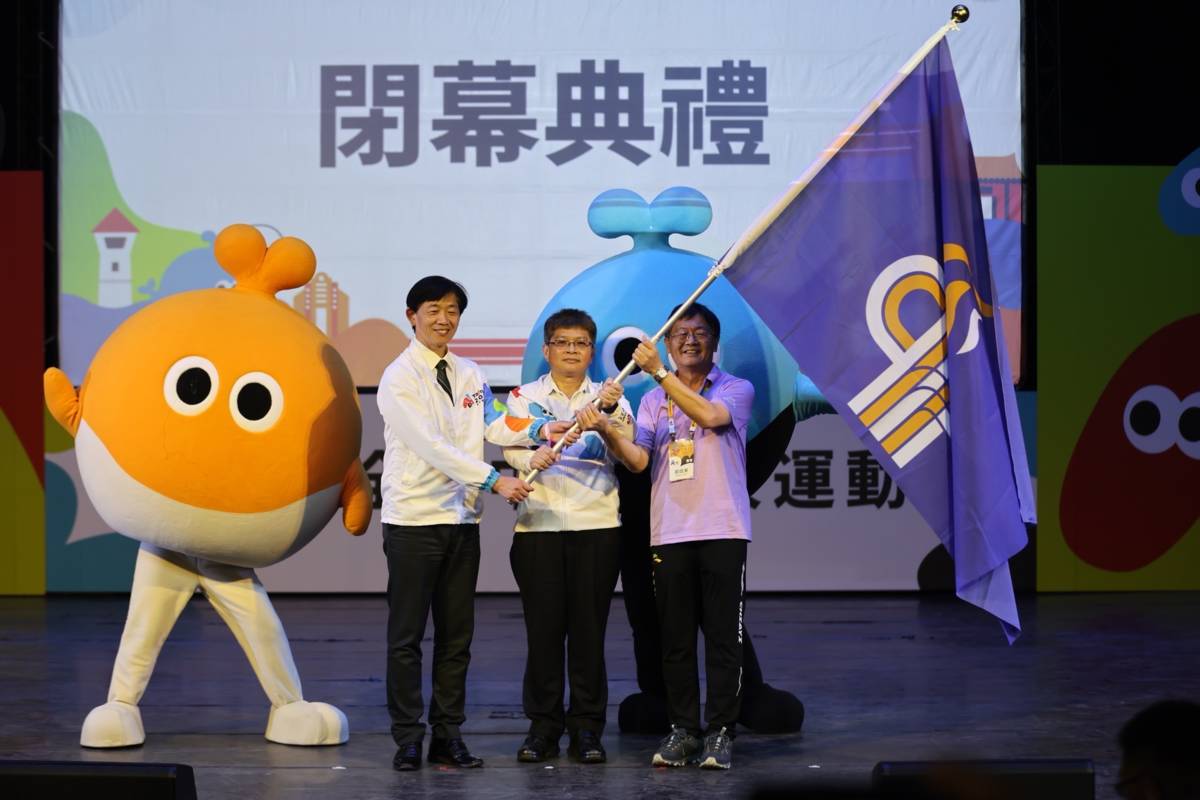 體育署房瑞文副署長(中)及本屆主辦單位臺南市葉澤山副市長(左)共同將全中運會旗交接給下屆主辦單位嘉義縣劉培東副縣長(右)。(體育署提供)