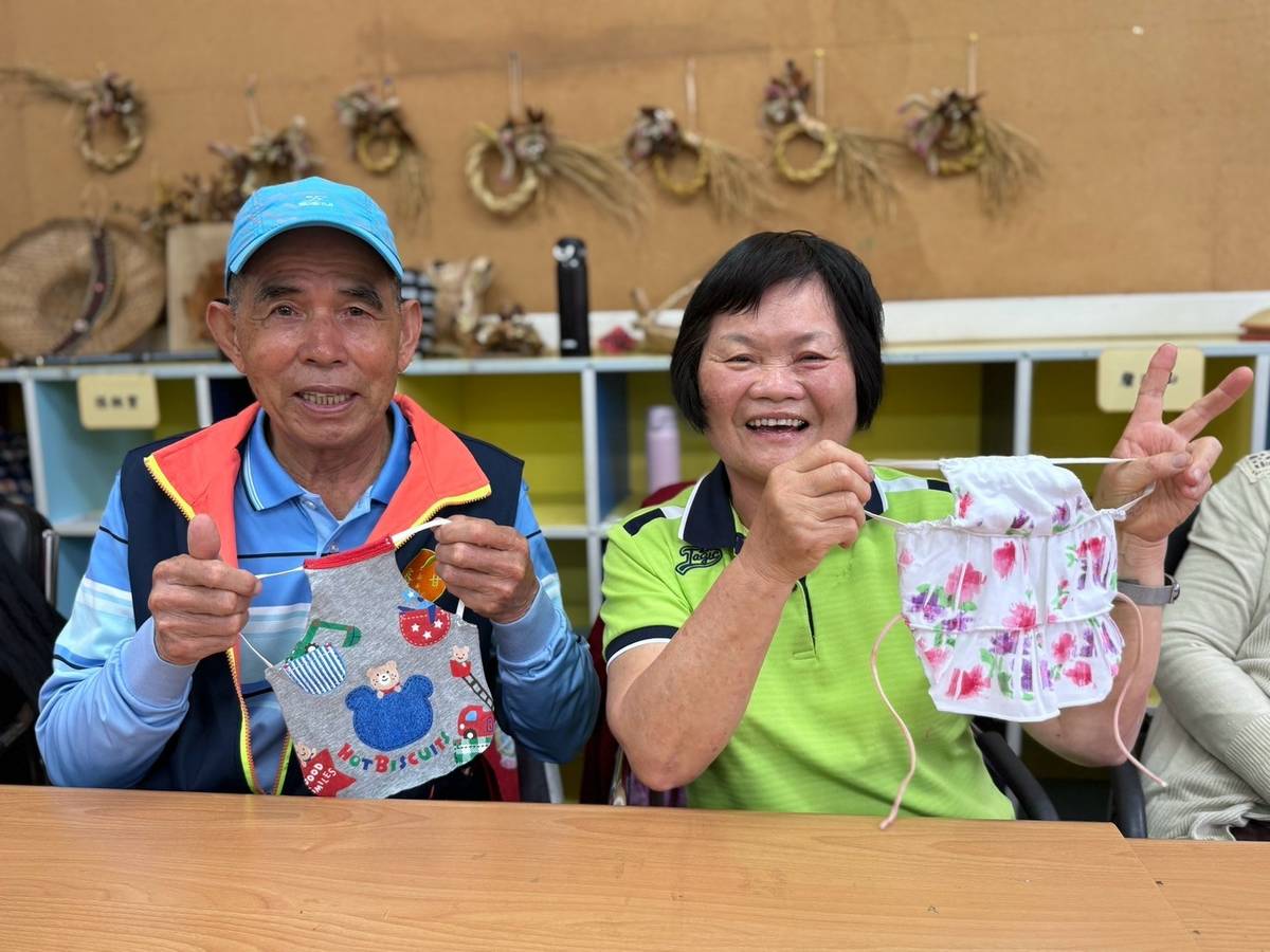 阿公阿嬤為雞做衣服