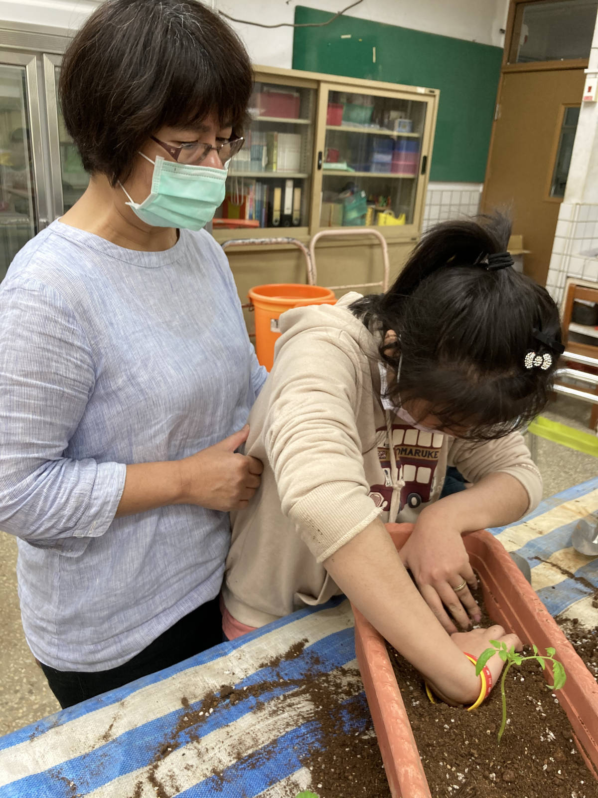 臺北特殊教育學校林細澤助理員善於觀察學生情緒變化，即時協助教師處理緊急事件
