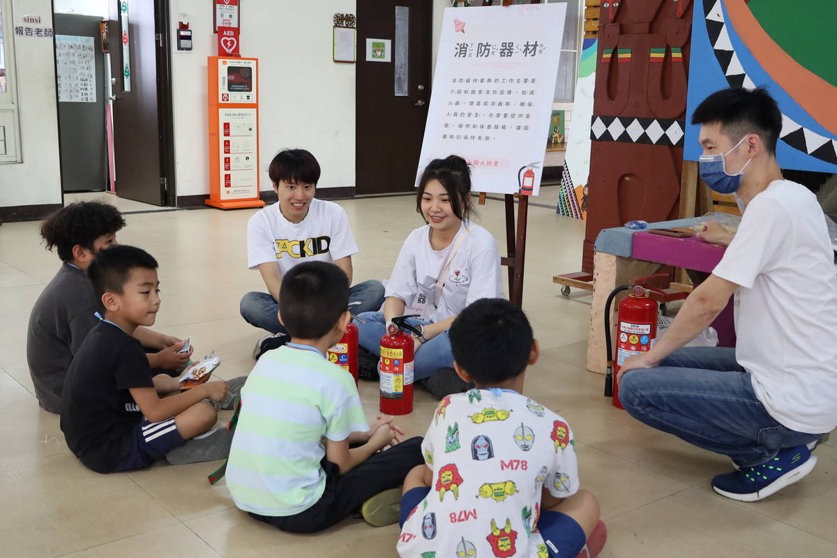 學童們認識消防安全，化身滅火小英雄，實際操作滅火器應對災害情況