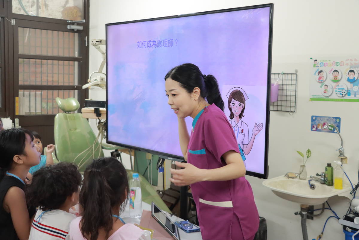 護理師分享工作內容，帶領學童學習衛教知識 