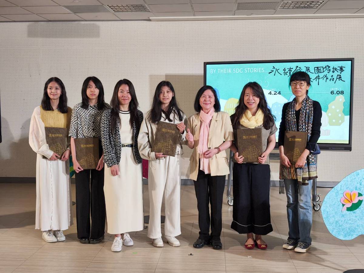 國台圖「永續發展圖像徵件」活動頒獎，國臺圖館長曹翠英(右三)與得獎者合影。