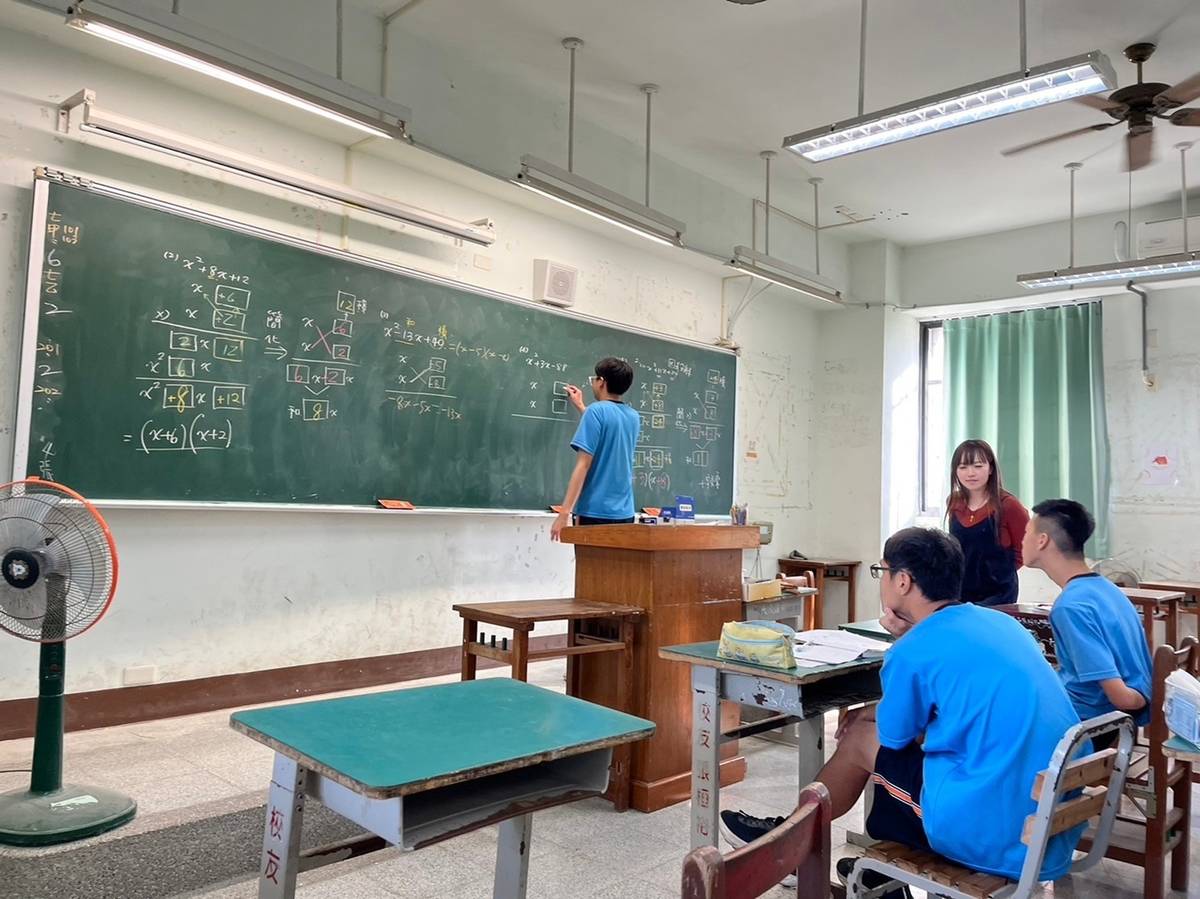 彰化縣大城國中讓學生上台書寫完成學習單 (教育部提供)