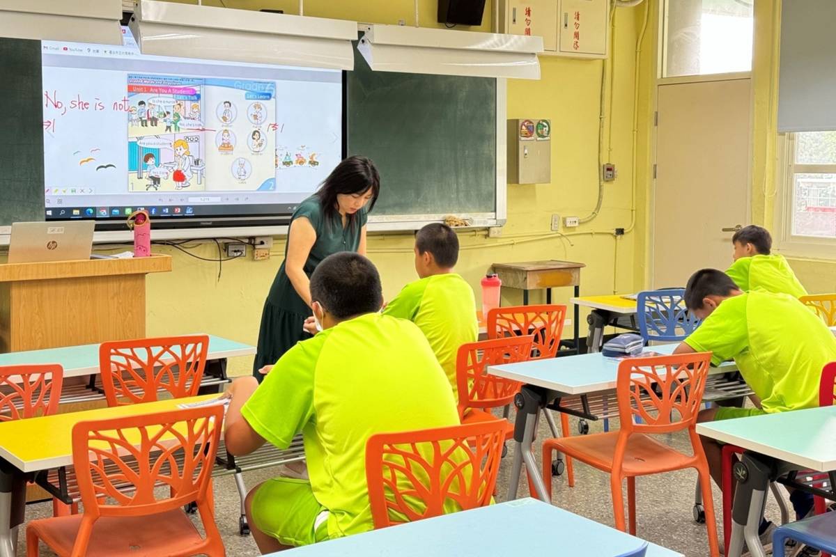 臺北市立大理高中教師督導學生差異化教學 (教育部提供)