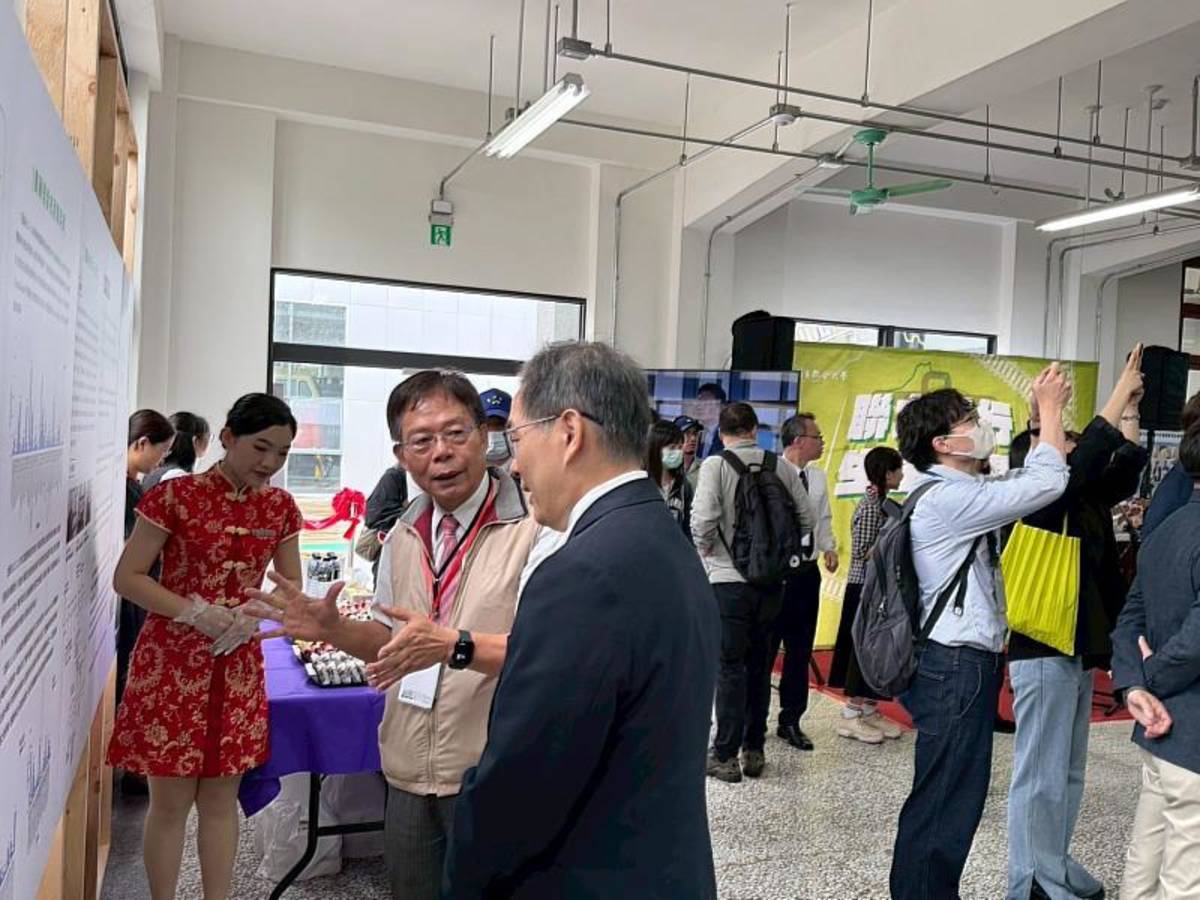 聯大劉鳳錦副校長(左)向台灣鐵路公司馮輝昇總經理(右)說明聯大農檢中心運作方式 (聯大提供)