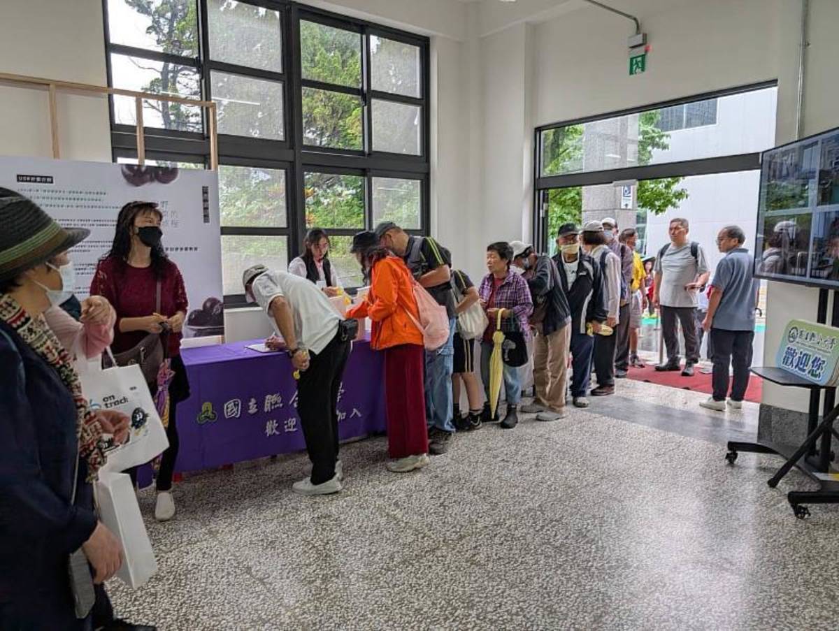 苗栗火車頭園區聯大館民眾排隊入場 (聯大提供)