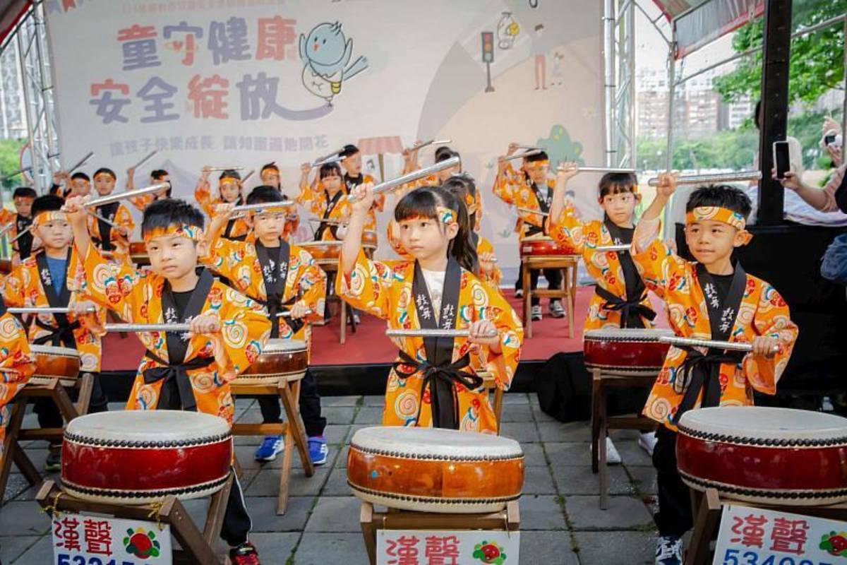 開場由漢聲幼兒園進行太鼓打擊樂 (竹市府提供)