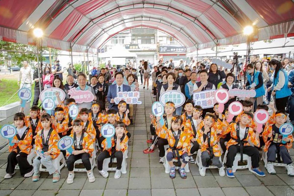 竹市兒童安全健康宣導活動開幕大合影 (竹市府提供)