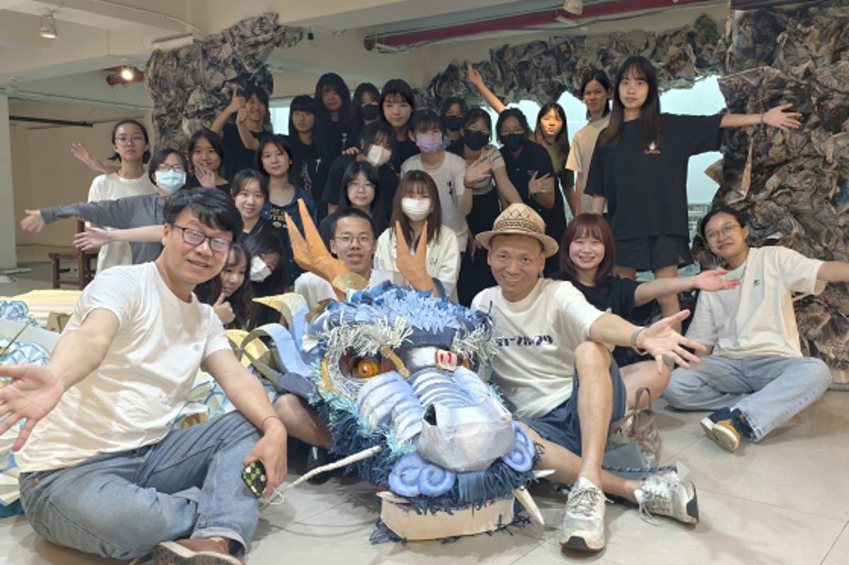 眾人圍繞藍龍合影，為這段創作旅程留下溫柔註腳。