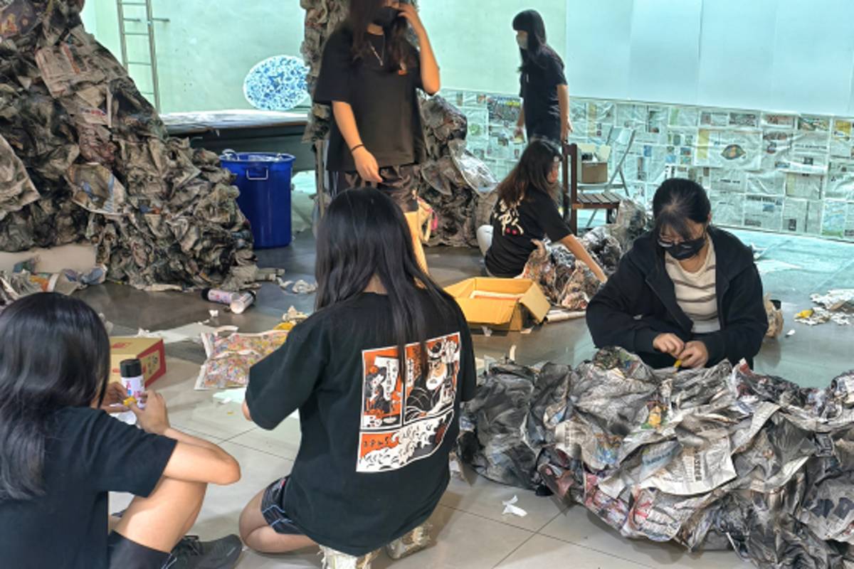 紙張堆疊、顏料飛灑，展場在混亂中孕育出創造的秩序。