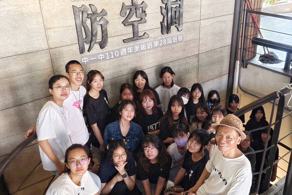 陽光透入柱廊，全體合影為青春記憶按下序幕的快門。