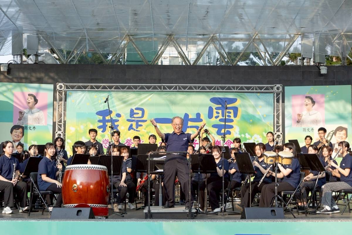 由葉樹涵教授帶領師大管樂隊演奏「滄海一聲笑」、「Baba Yetu」及「Tequila」