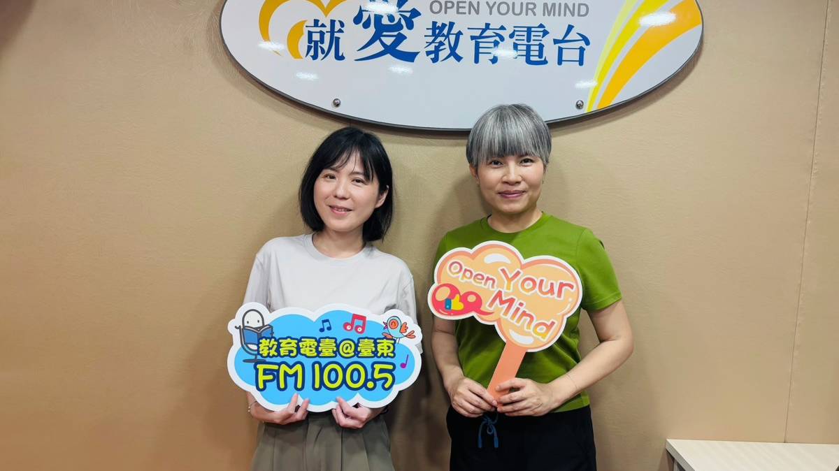 育萍組長(左)與淑芬專員分享兒童資助計劃