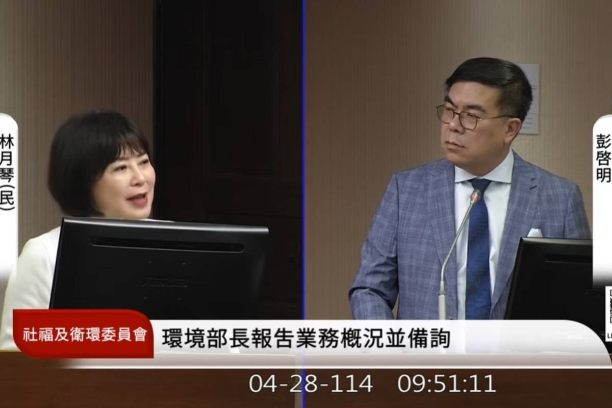 環境不部長彭啟明(右)在立法院衛環委員會接受立委林月琴質詢。(圖:立法院直播網站)