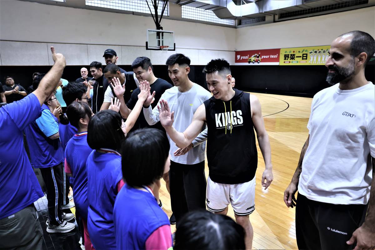 新北國王球員與新北特校學生擊掌打氣，給學生最棒的鼓勵